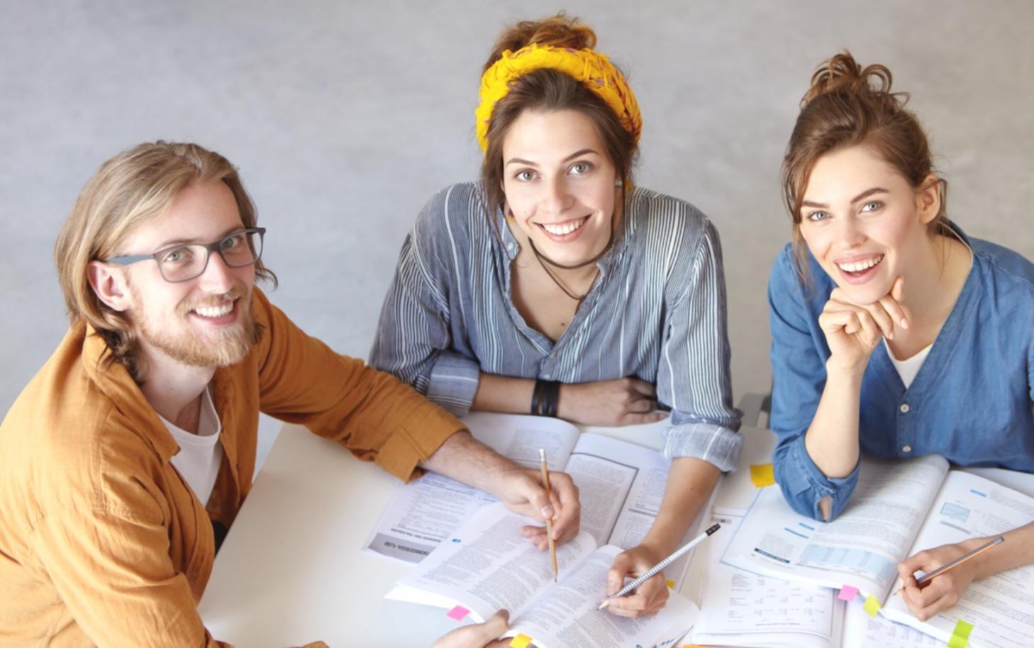Finanzanalyst bei der Arbeit mit automatisierten Systemen